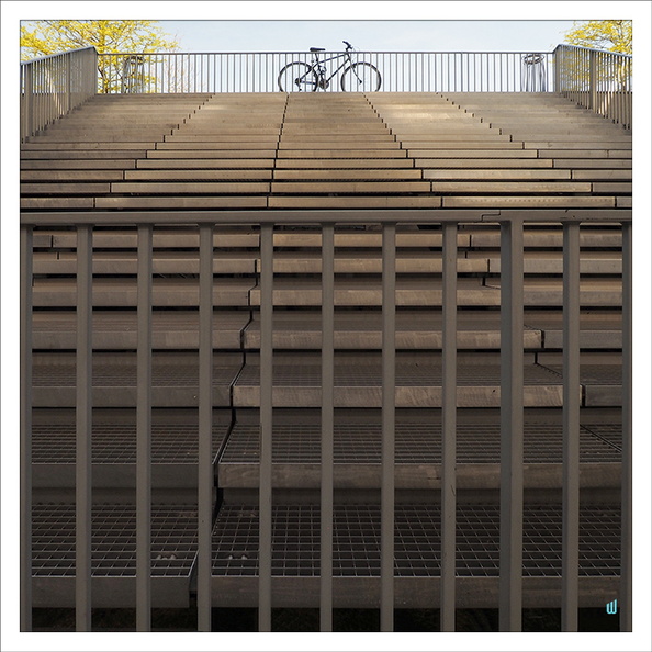 halles-stairway-P4210813-001-v-2021-no-effect-white-border-001-733px.jpg