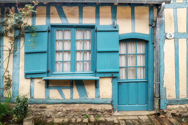 The blue-timbered house