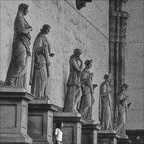 2007 08 19 236-statues-lady-001 copie-733px
